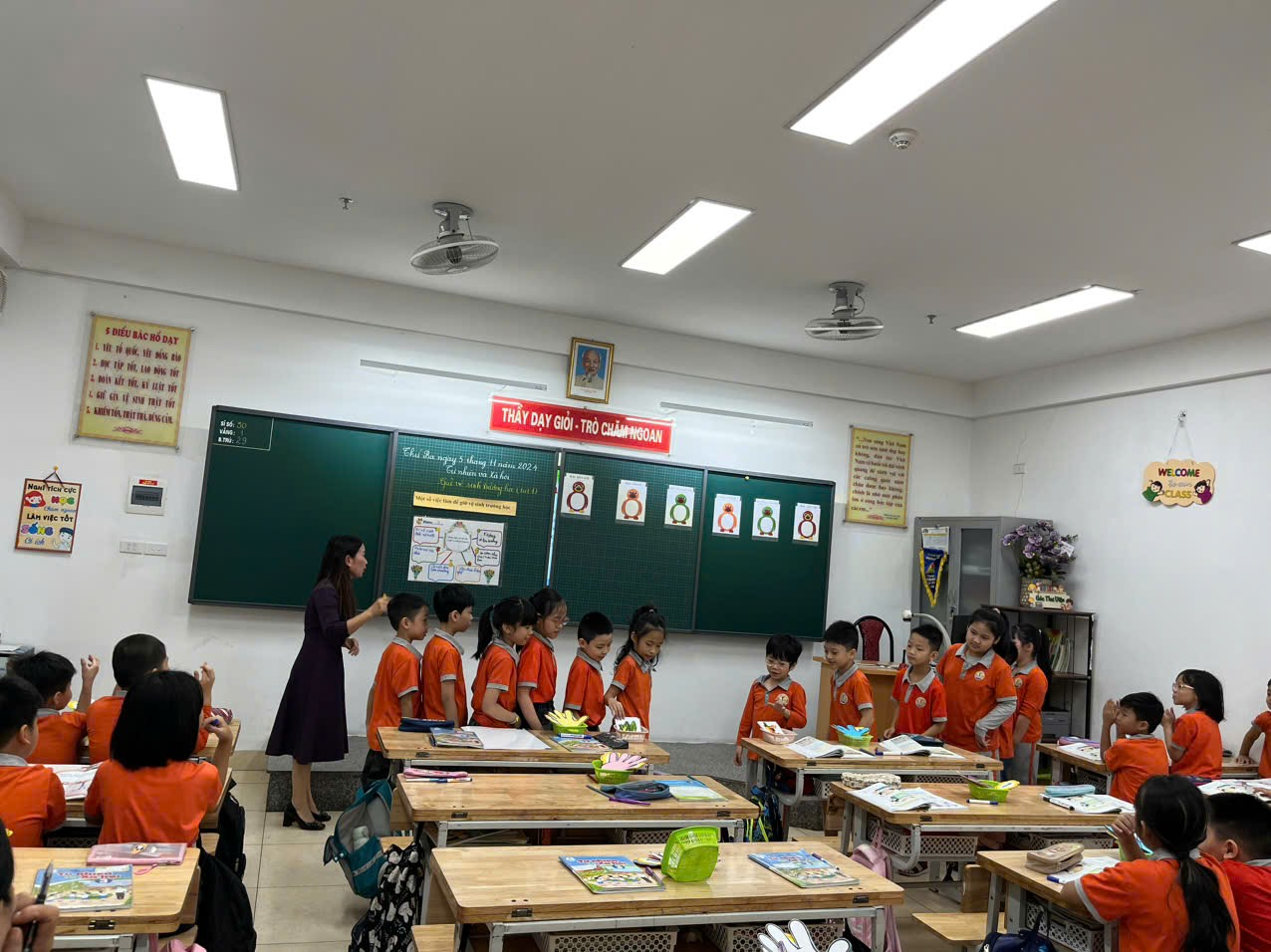 A group of children in a classroom

Description automatically generated