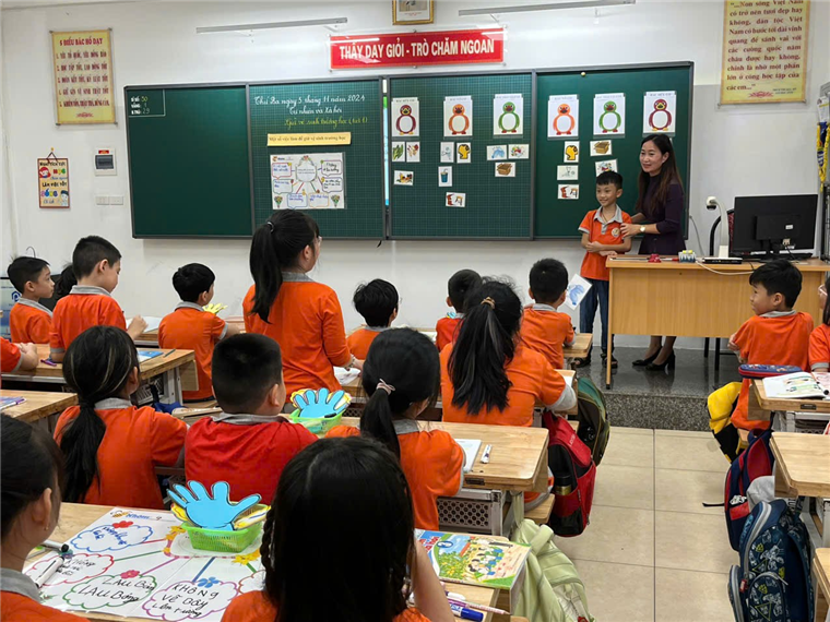 A group of children in a classroom

Description automatically generated