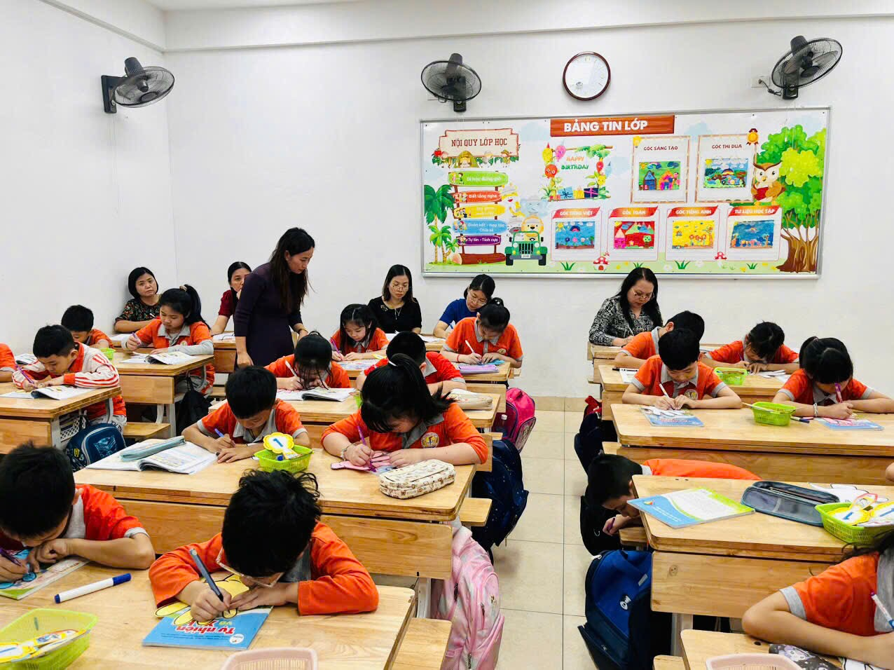 A group of children in a classroom

Description automatically generated