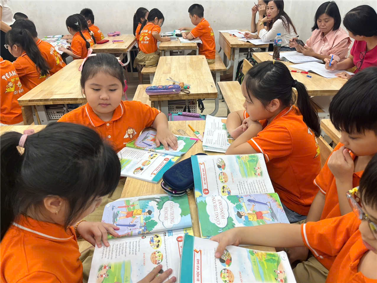 A group of children in a classroom

Description automatically generated