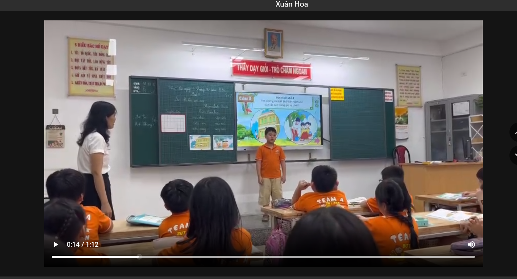 A person standing in front of a classroom

Description automatically generated