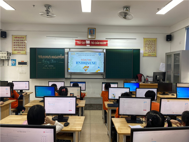 A group of people in a classroom with computers

Description automatically generated