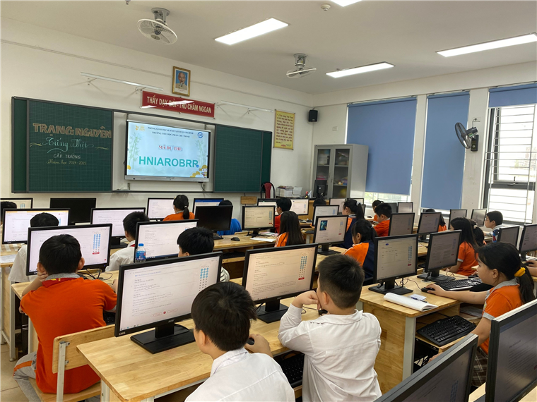 A group of people sitting at computers in a classroom

Description automatically generated