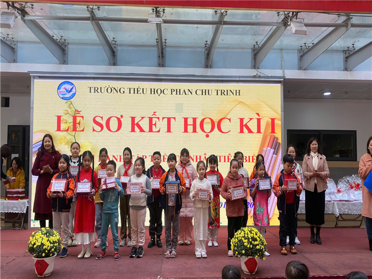 A group of children holding signs

Description automatically generated