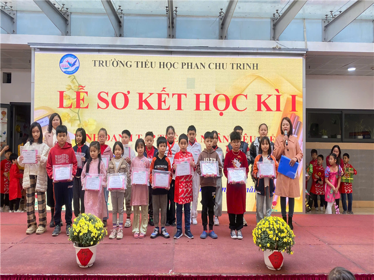 A group of children holding signs

Description automatically generated