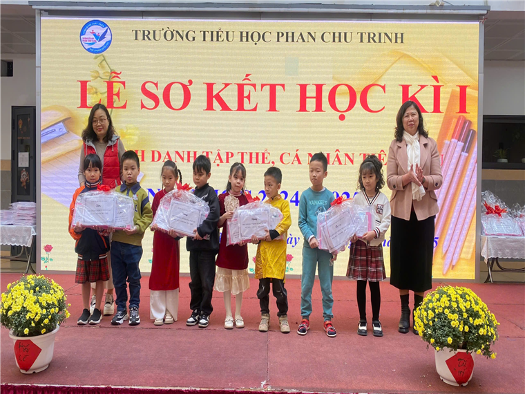 A group of children holding paper

Description automatically generated