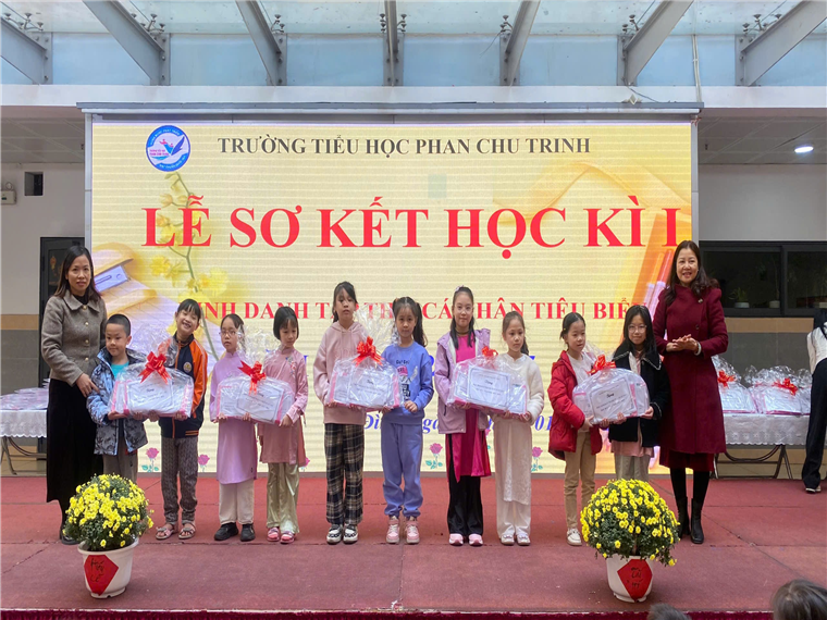 A group of children on a stage

Description automatically generated