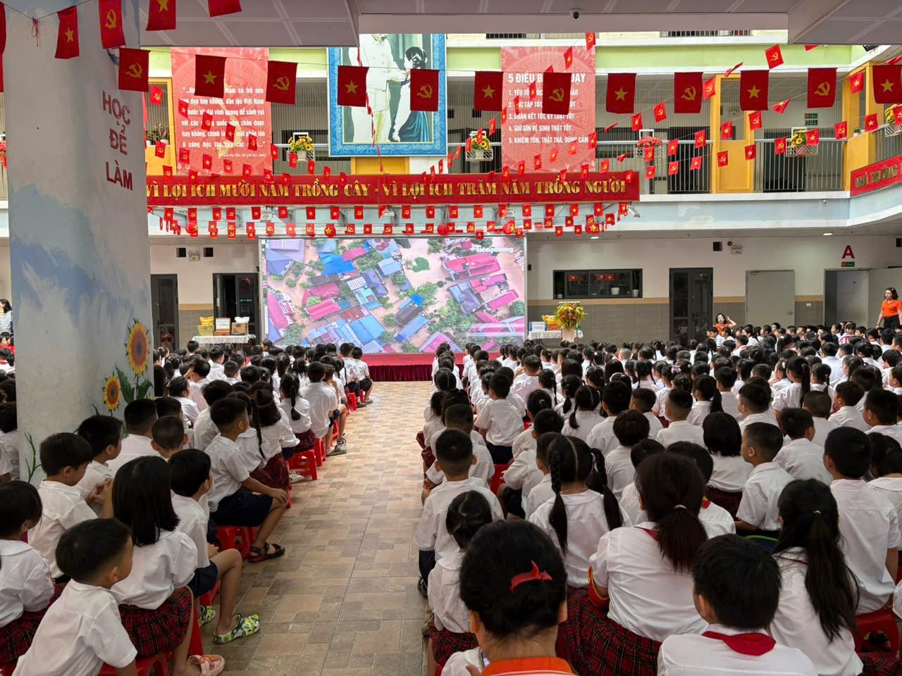 A group of children in a room

AI-generated content may be incorrect.
