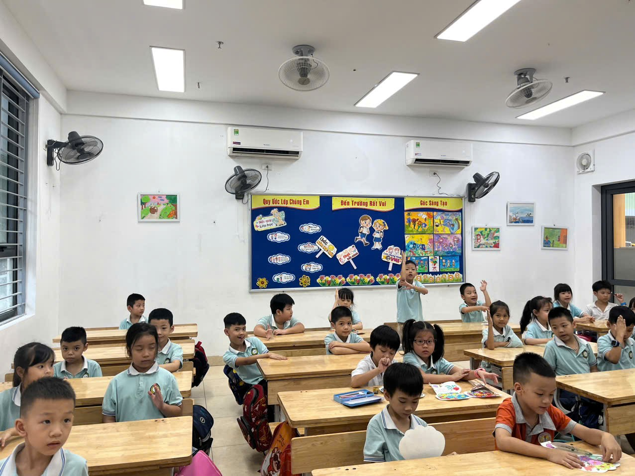A group of children in a classroom

AI-generated content may be incorrect.