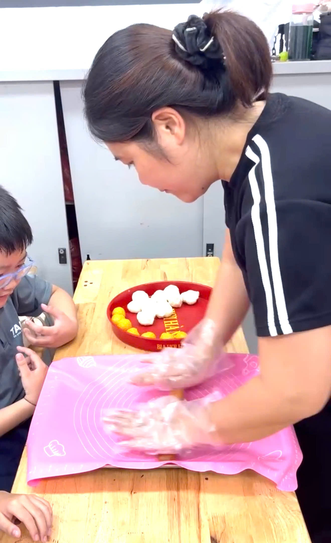 A person in gloves making a cake

AI-generated content may be incorrect.