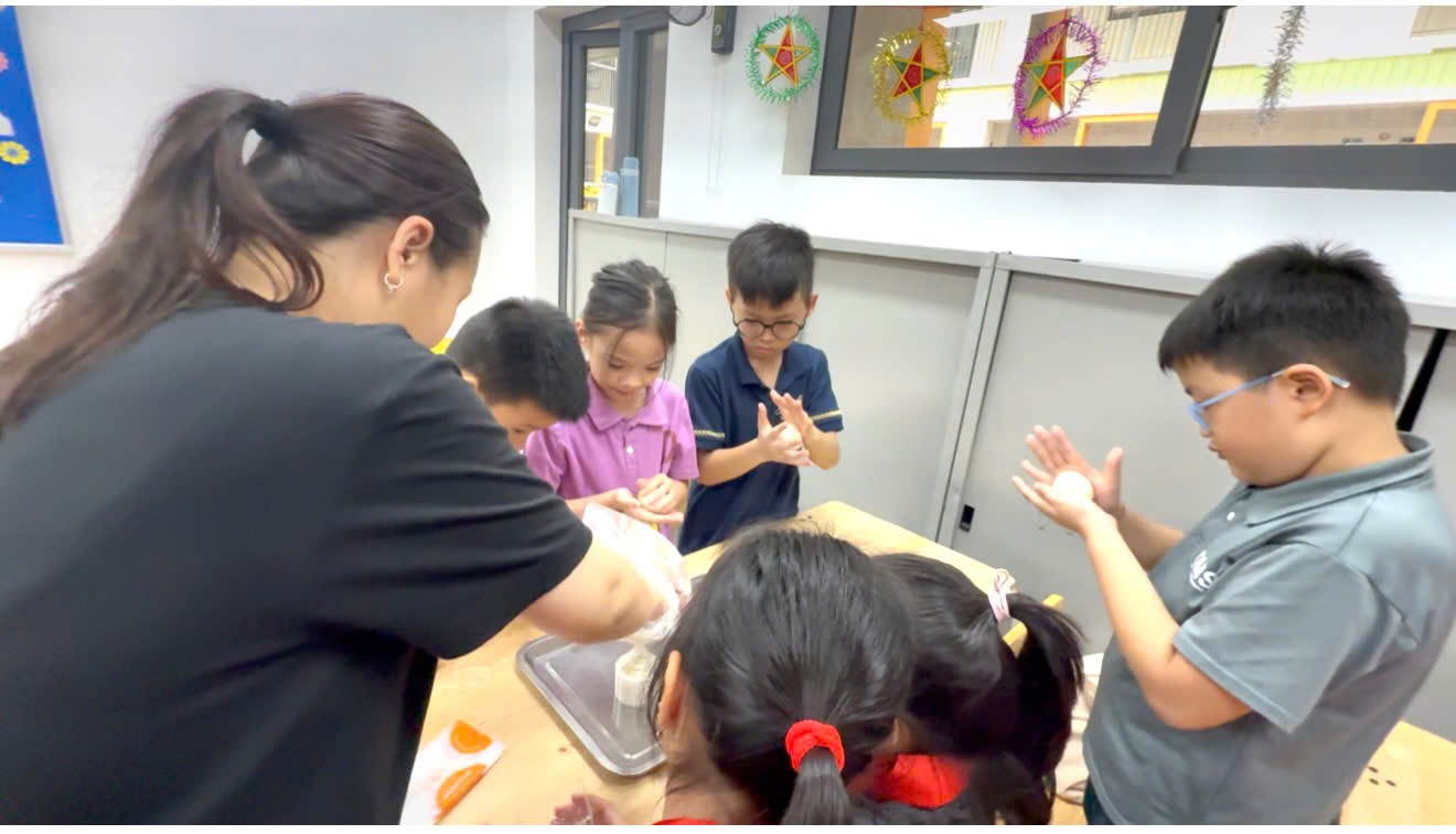 A group of children in a classroom

AI-generated content may be incorrect.