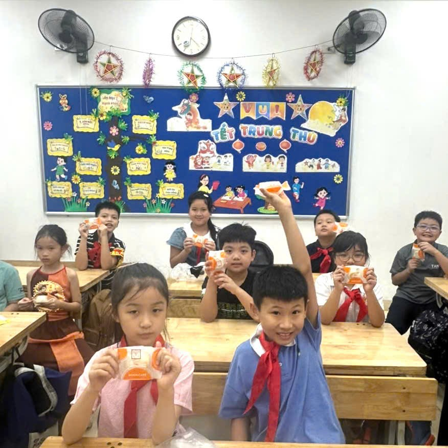 A group of children in a classroom

AI-generated content may be incorrect.