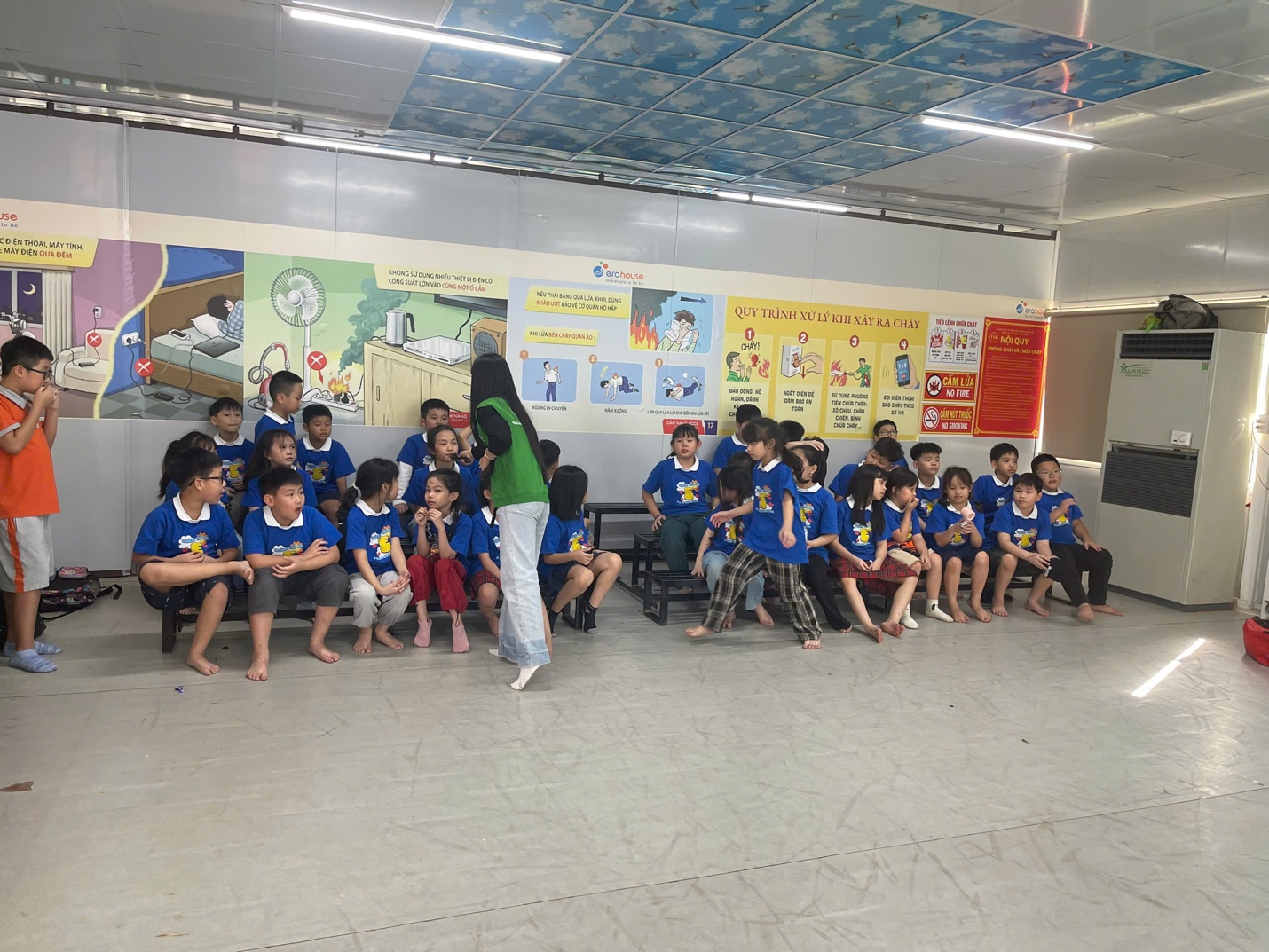 A group of children in a classroom

AI-generated content may be incorrect.