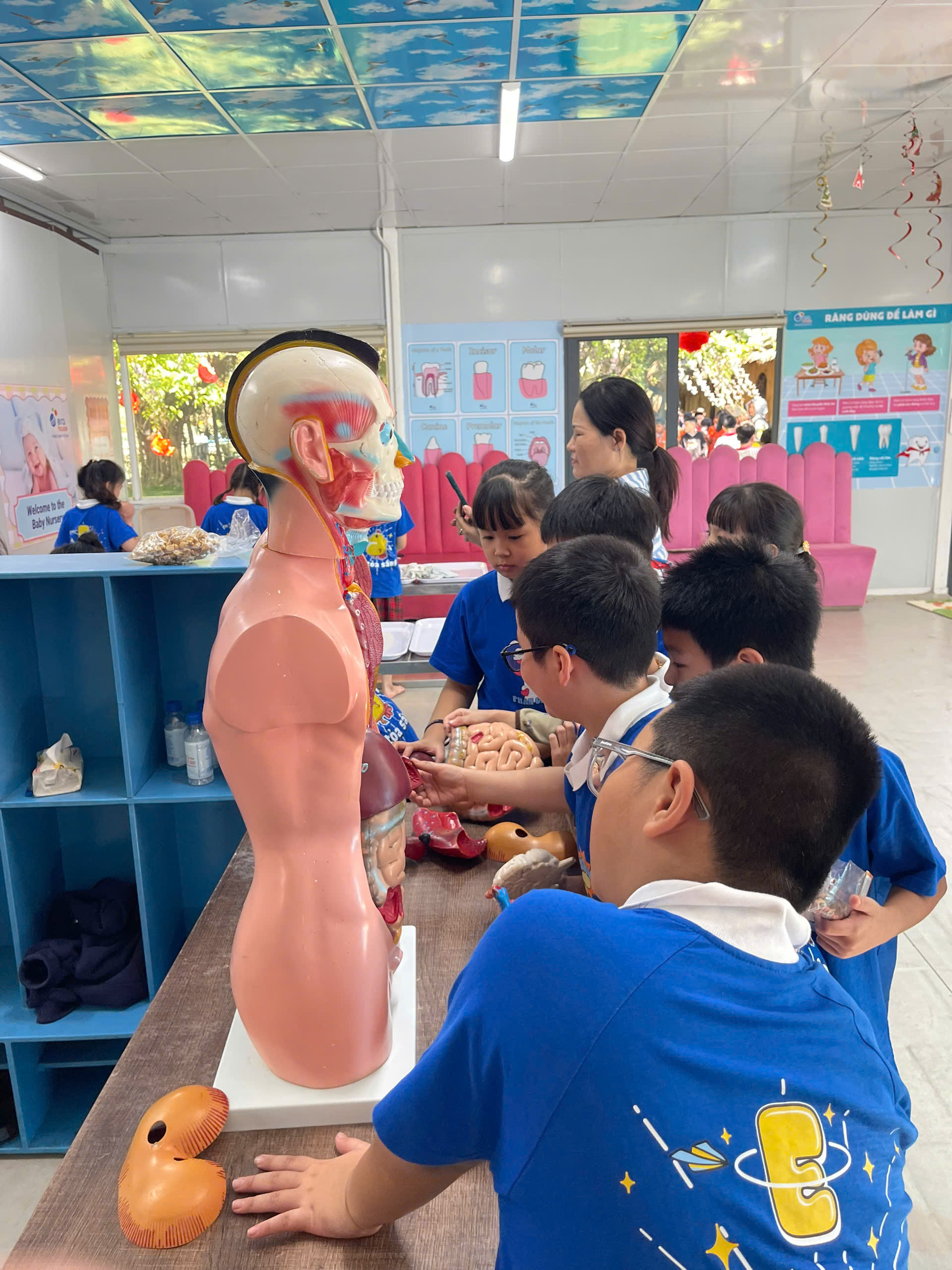 A group of kids in a classroom

AI-generated content may be incorrect.