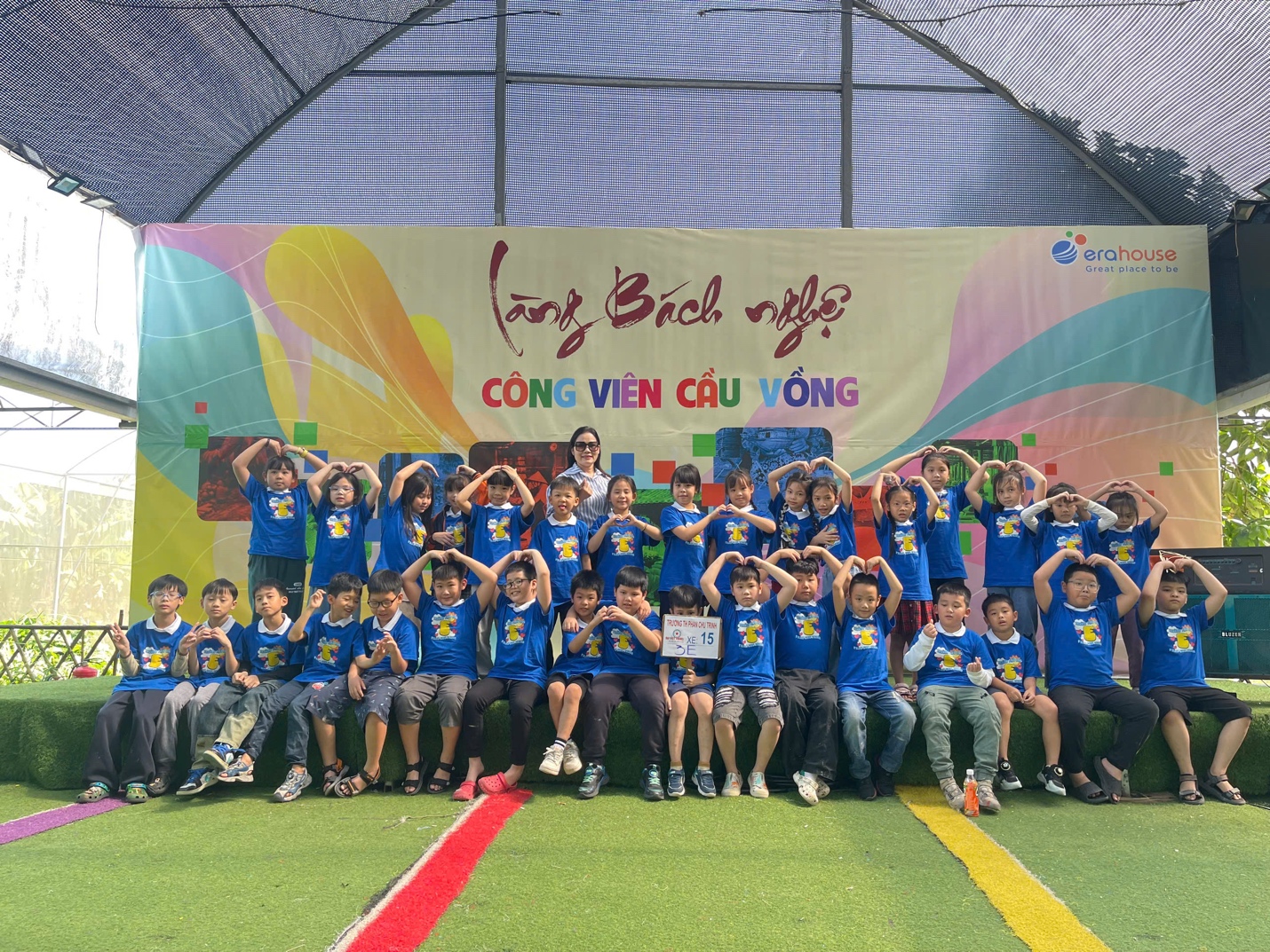 A group of kids posing for a photo

AI-generated content may be incorrect.