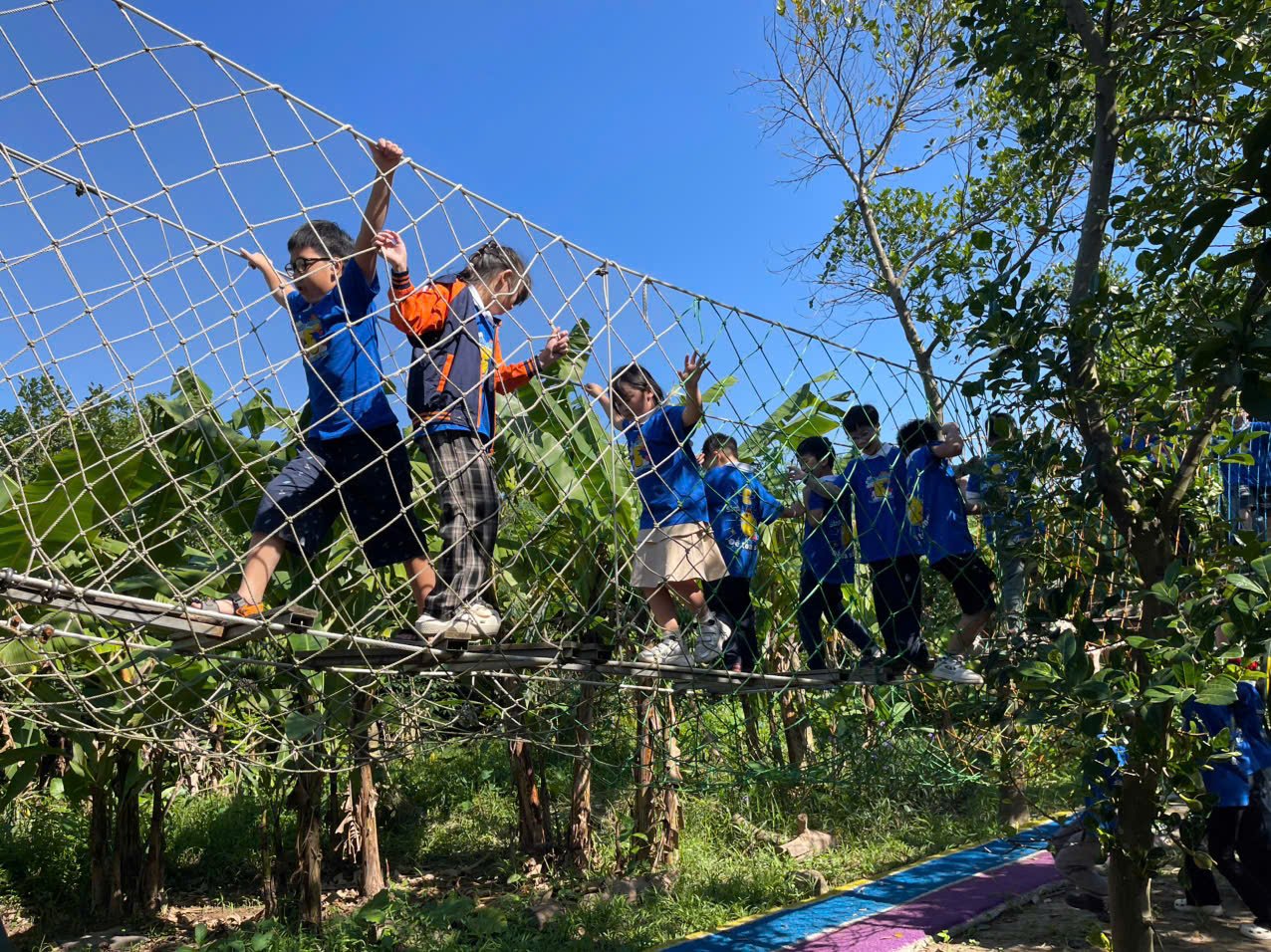 A group of children on a rope bridge

AI-generated content may be incorrect.