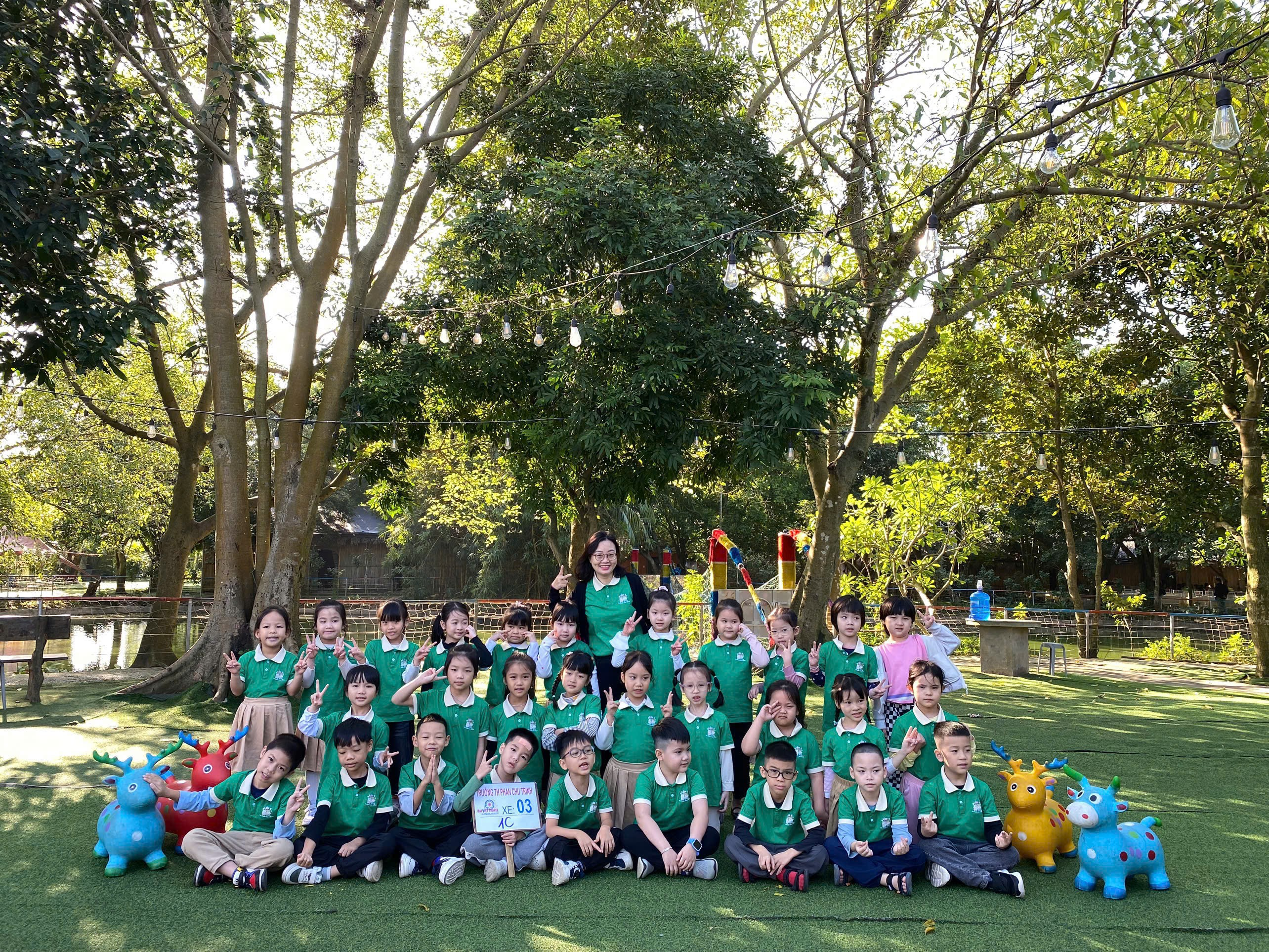 A group of children in green shirts

AI-generated content may be incorrect.