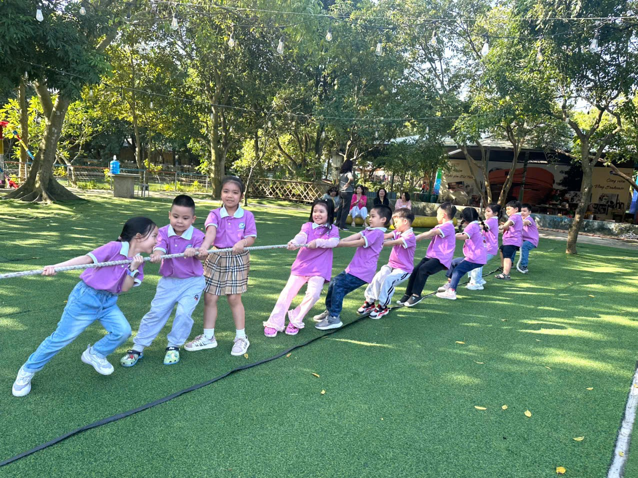 A group of kids playing tug of war

AI-generated content may be incorrect.