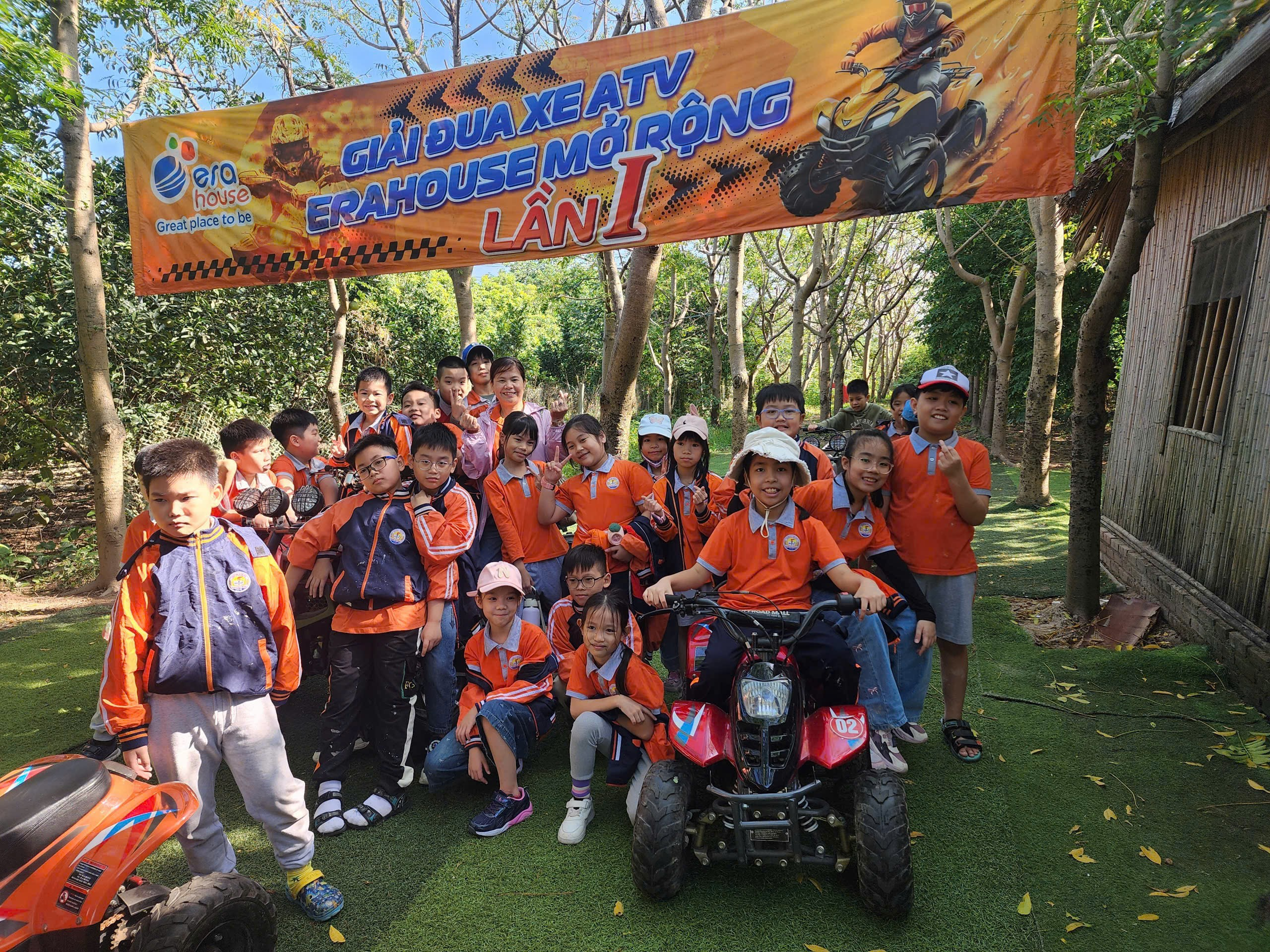 A group of kids posing for a photo

AI-generated content may be incorrect.