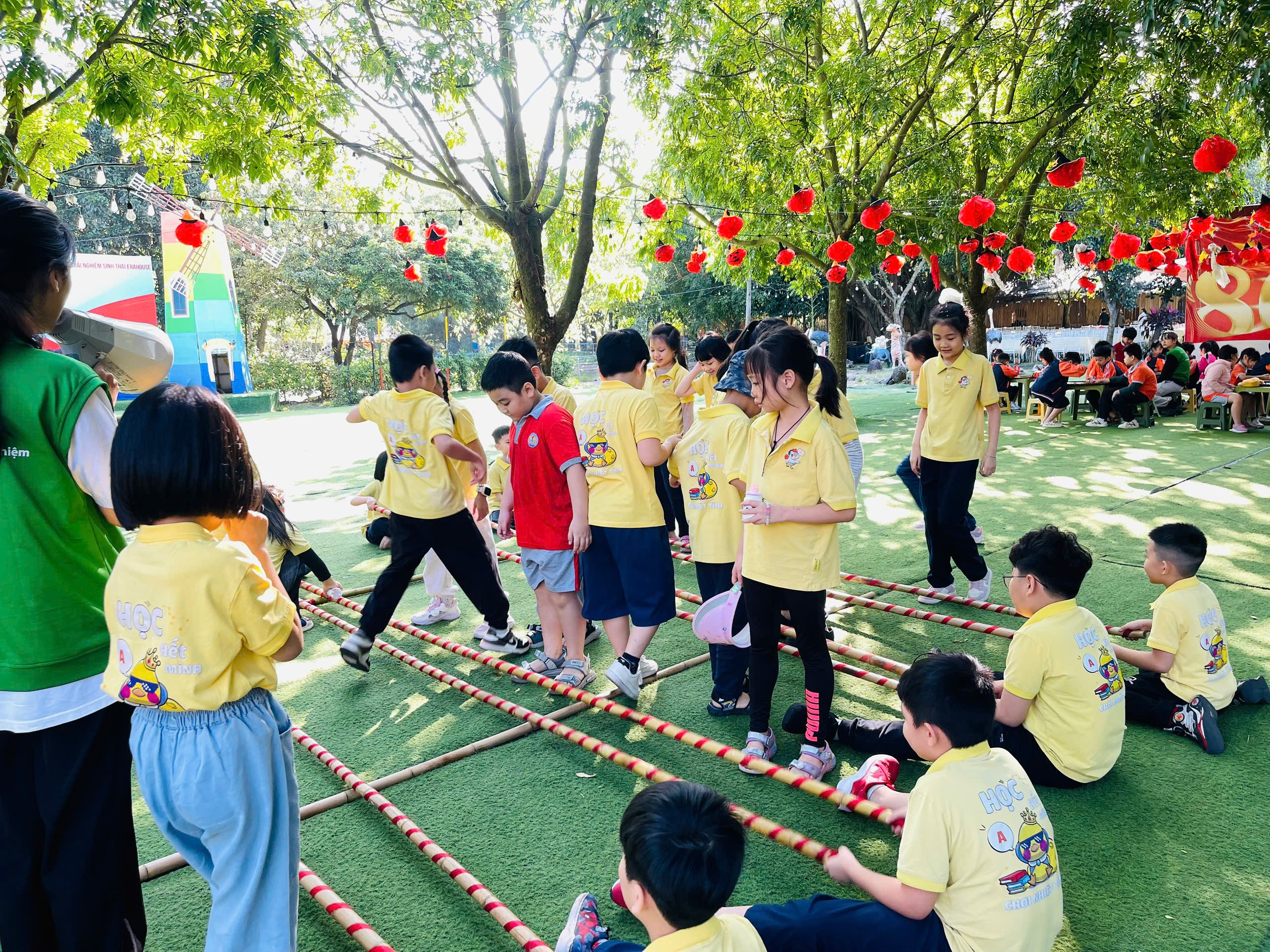 A group of children in yellow shirts

AI-generated content may be incorrect.