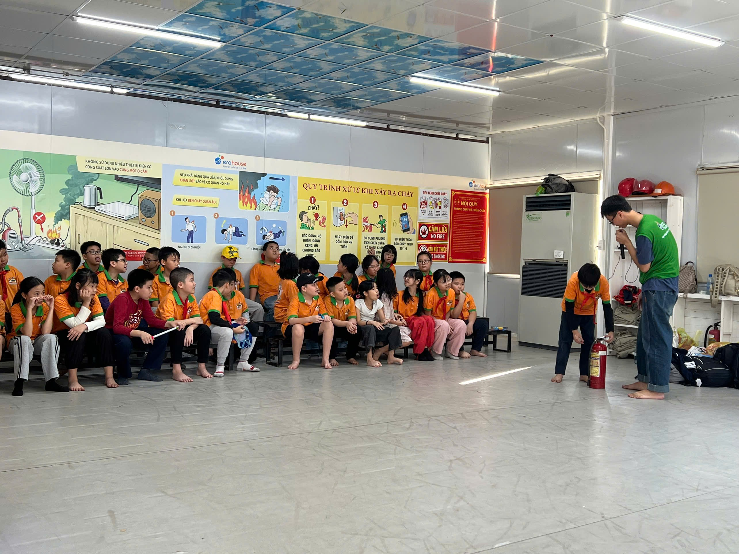 A group of people sitting in chairs

AI-generated content may be incorrect.