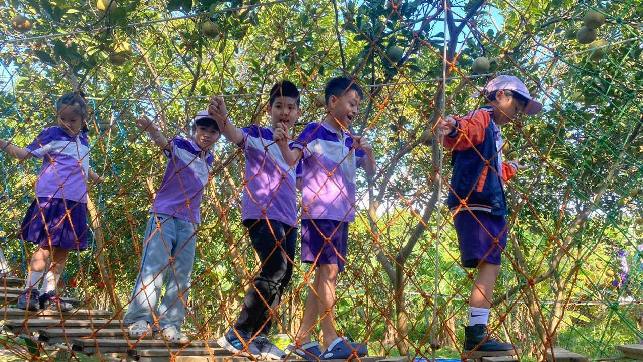 A group of boys standing in front of a fence

AI-generated content may be incorrect.