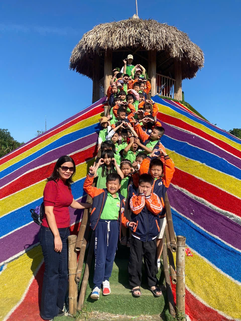 A group of children posing for a picture

AI-generated content may be incorrect.