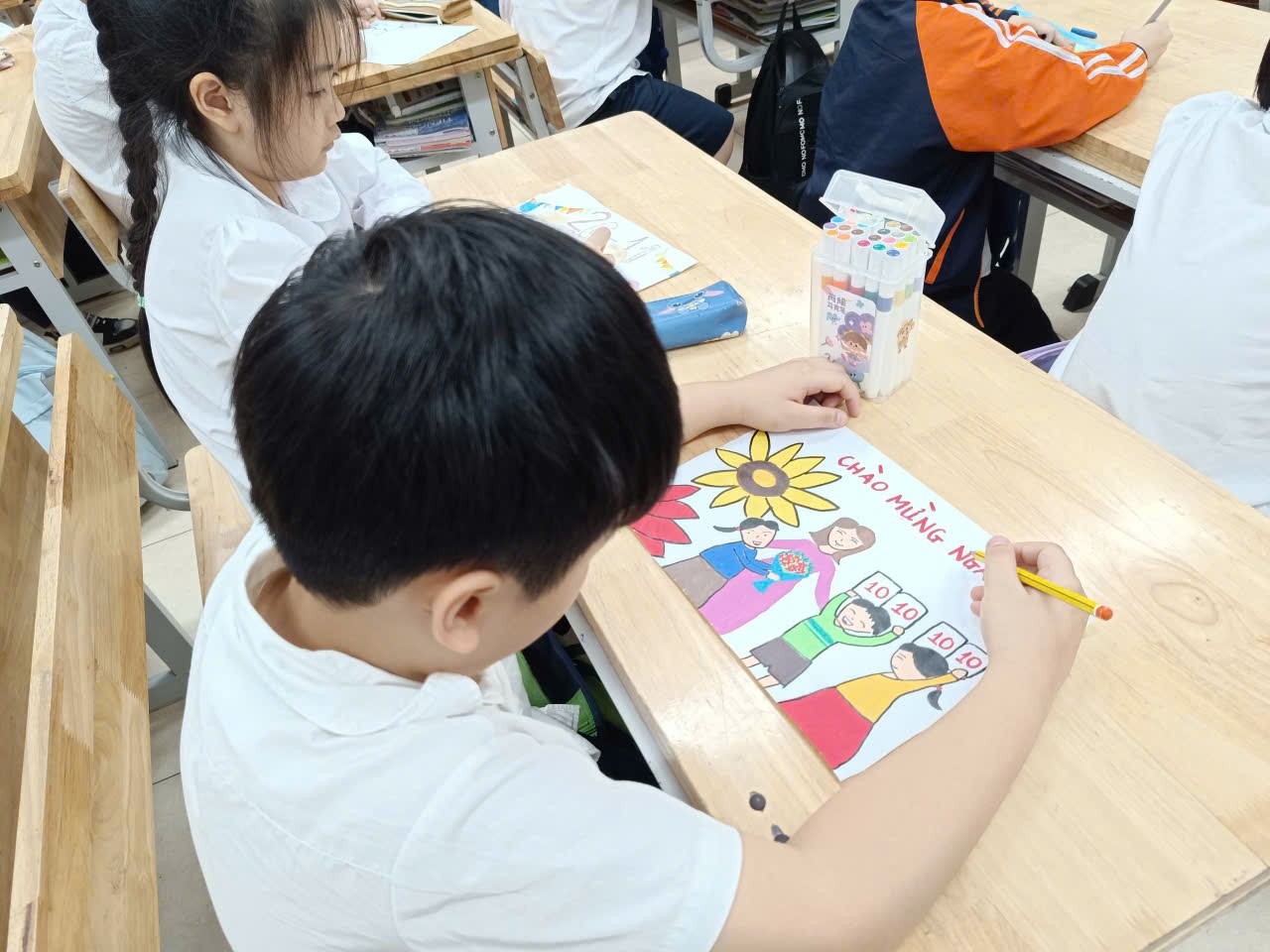 A group of children drawing on a table

AI-generated content may be incorrect.