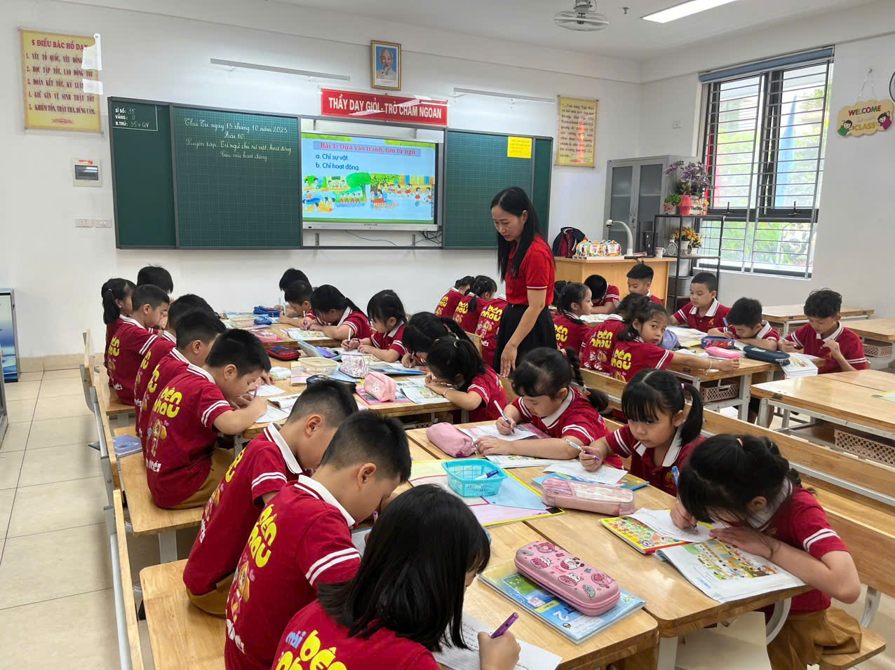 A group of children in a classroom

AI-generated content may be incorrect.