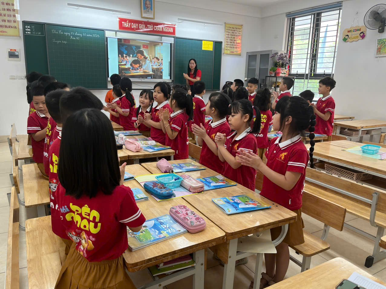 A group of children in a classroom

AI-generated content may be incorrect.