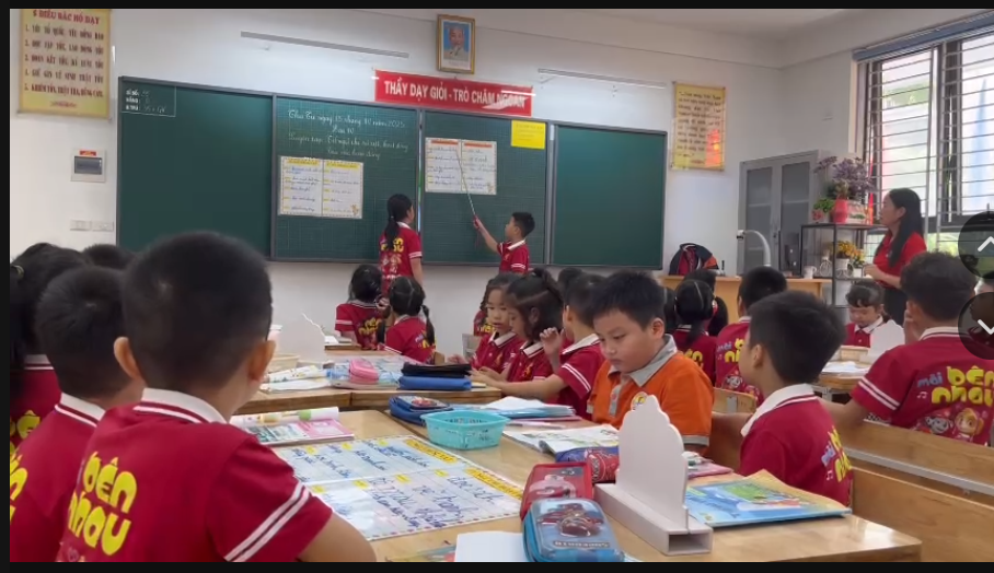 A group of children in a classroom

AI-generated content may be incorrect.