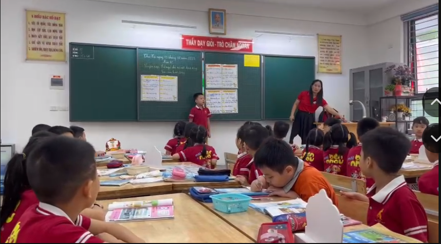 A group of children in a classroom

AI-generated content may be incorrect.