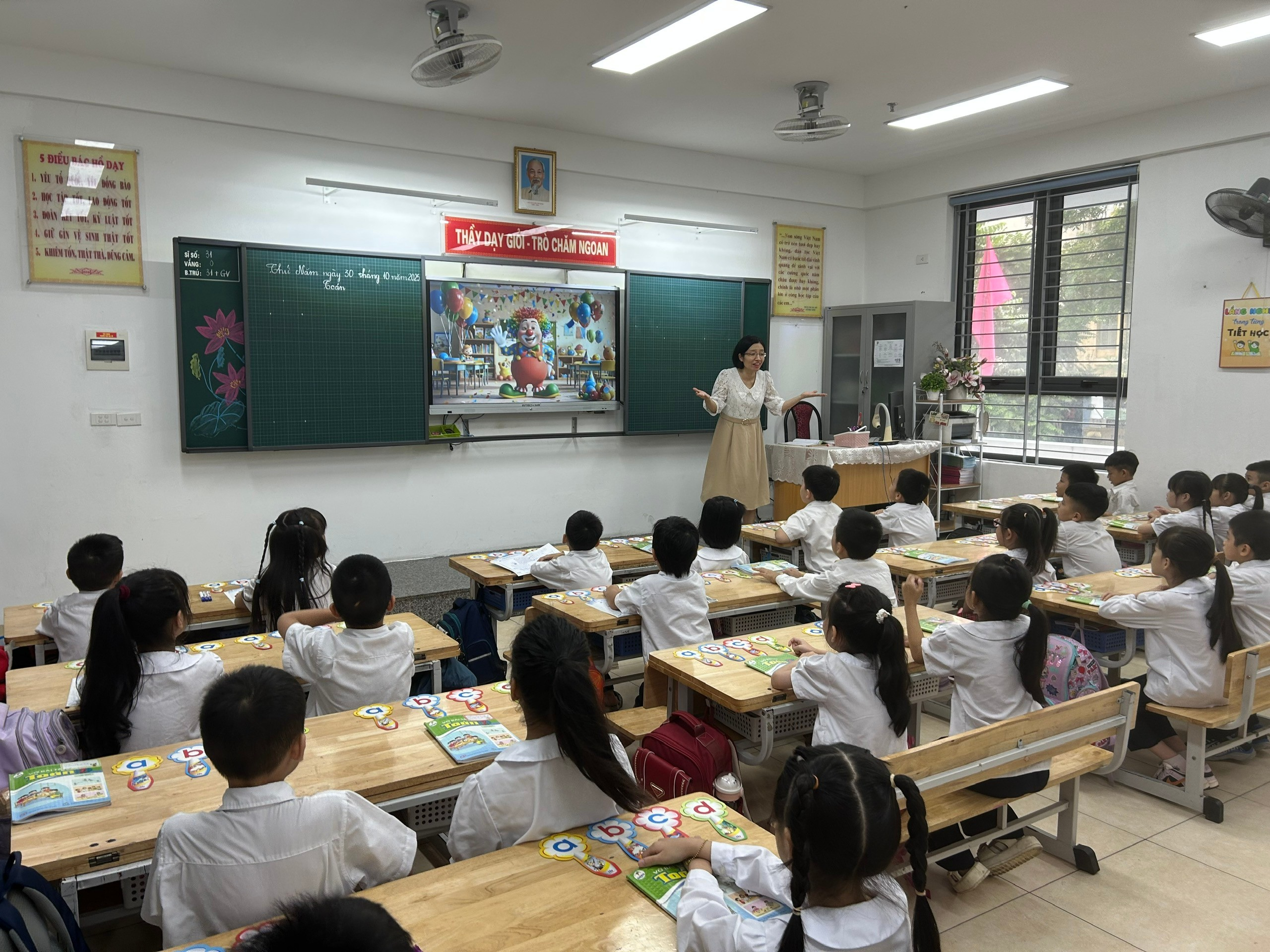 A group of children in a classroom

AI-generated content may be incorrect.