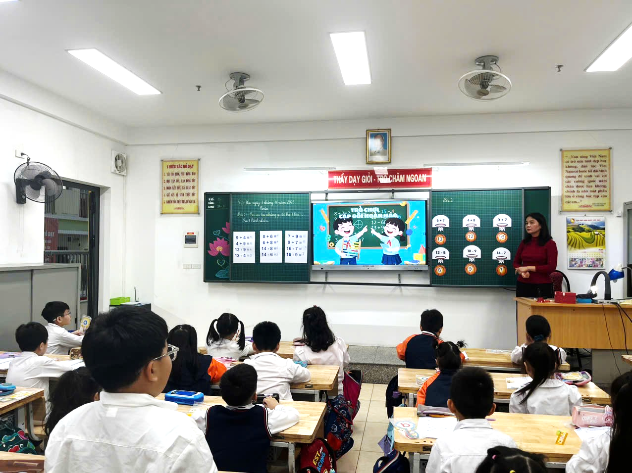 A group of children in a classroom

AI-generated content may be incorrect.