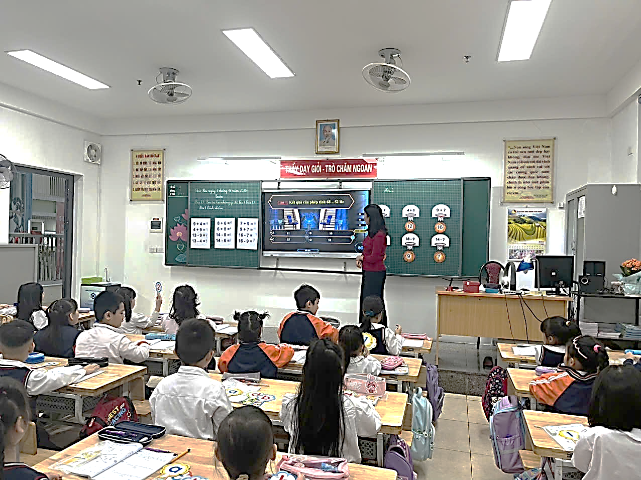 A group of children in a classroom

AI-generated content may be incorrect.