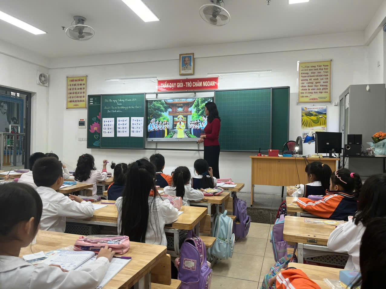 A classroom with a person teaching a group of children

AI-generated content may be incorrect.