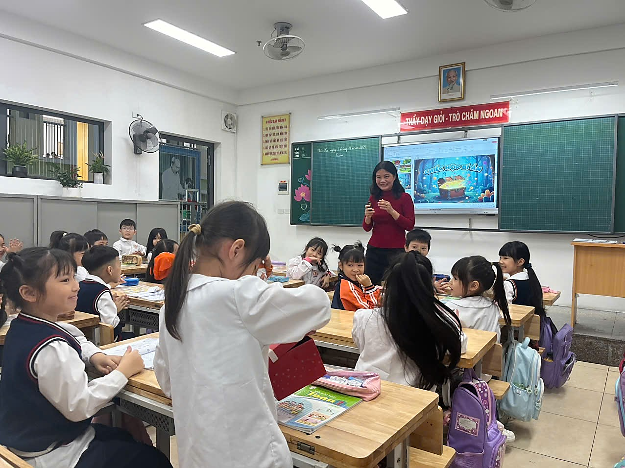 A group of children in a classroom

AI-generated content may be incorrect.