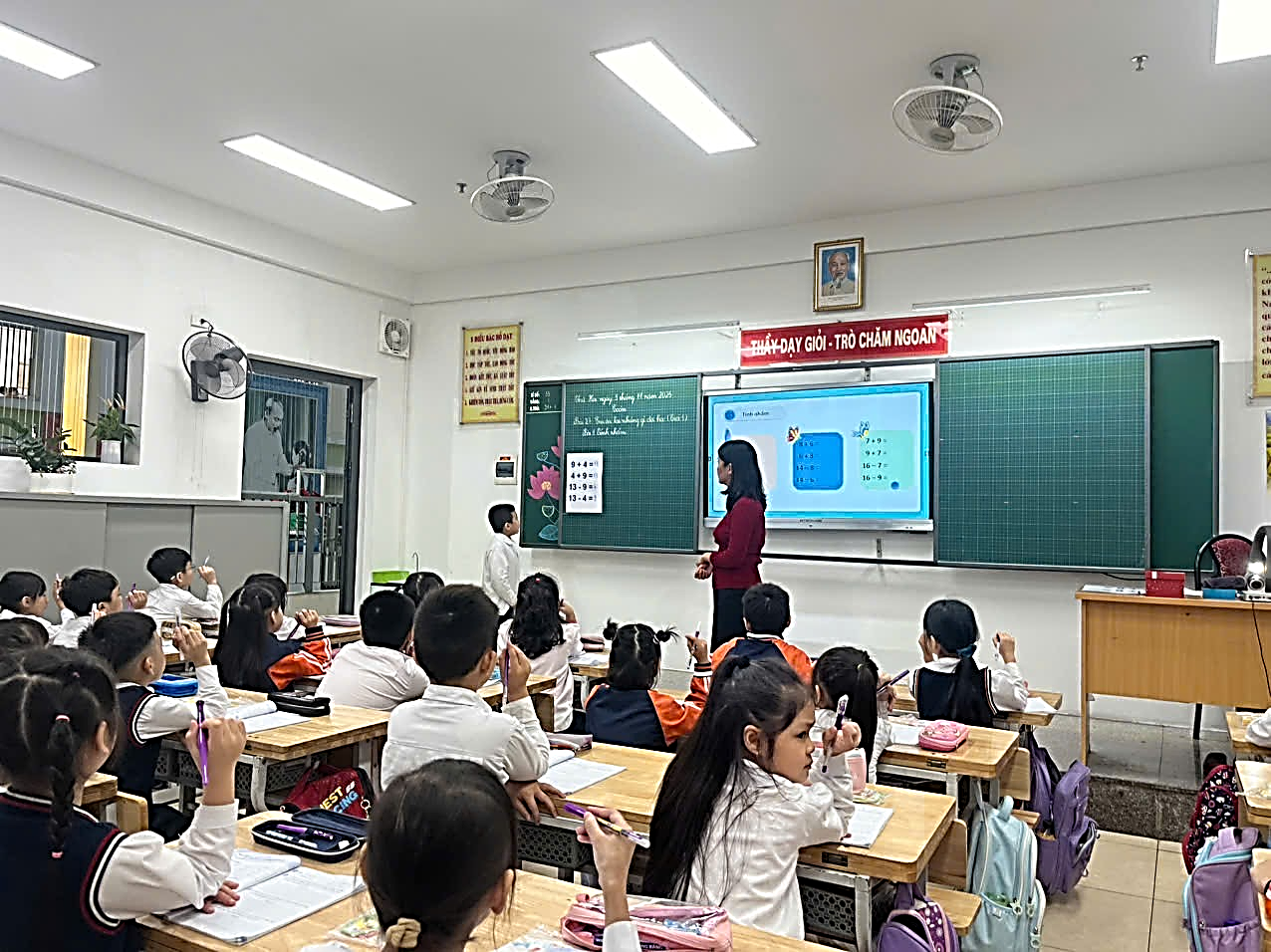 A group of children in a classroom

AI-generated content may be incorrect.