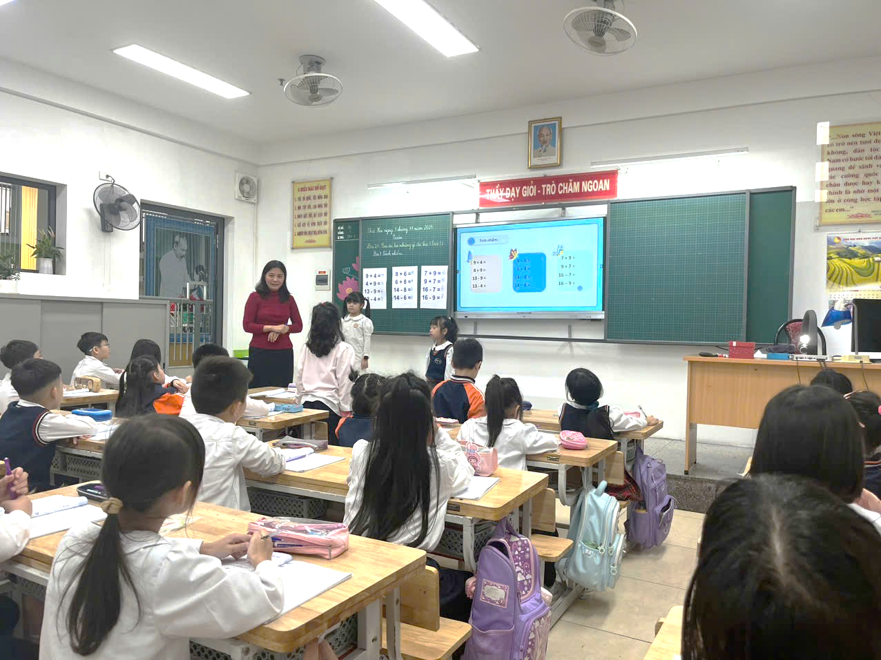 A group of children in a classroom

AI-generated content may be incorrect.