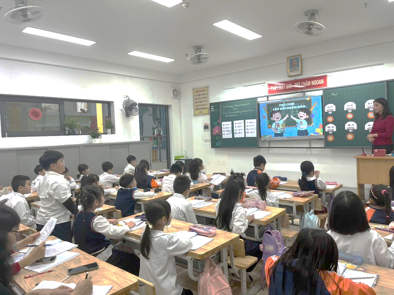 A group of children in a classroom

AI-generated content may be incorrect.