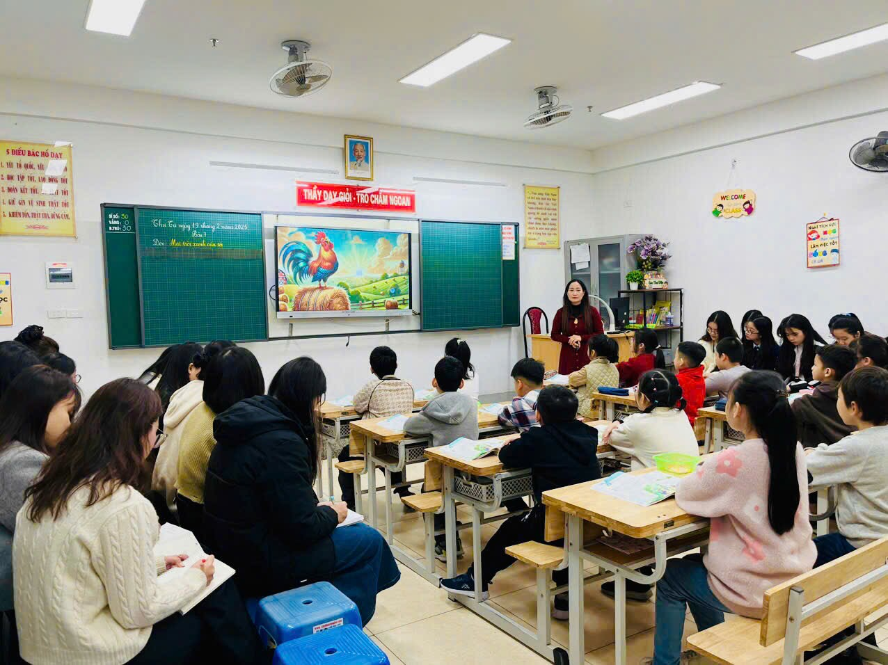 A group of people in a classroom

AI-generated content may be incorrect.