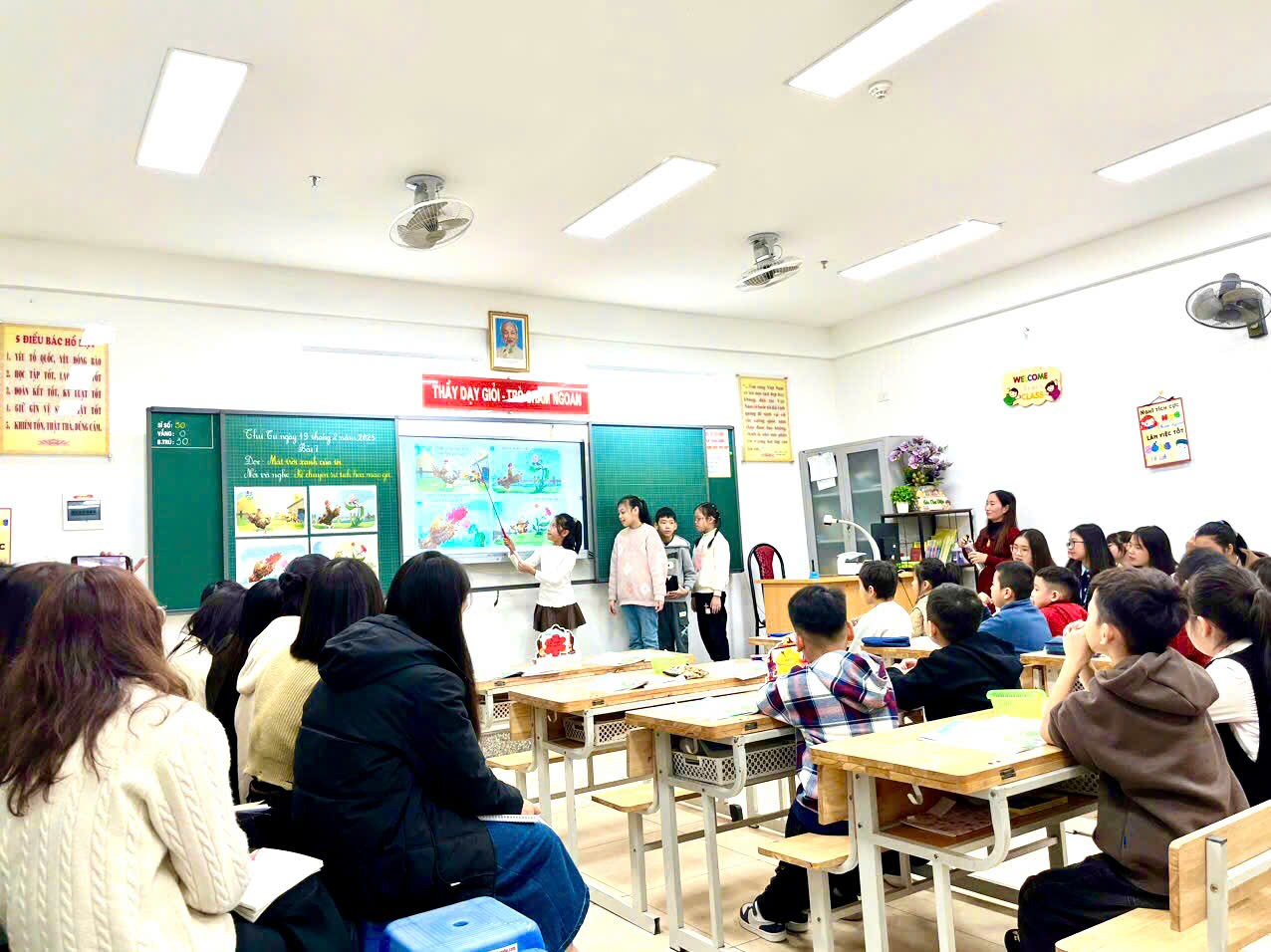 A group of people in a classroom

AI-generated content may be incorrect.