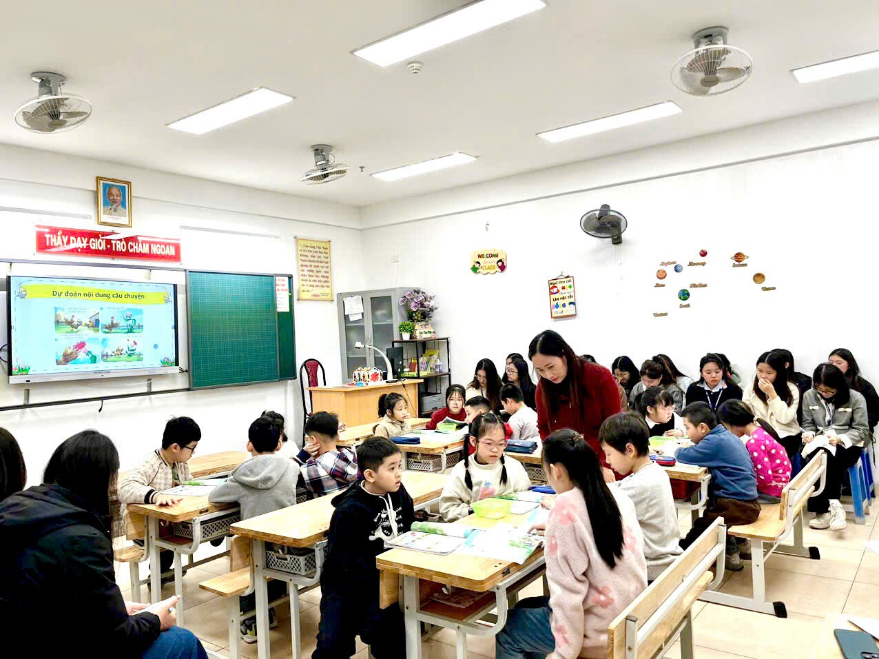 A group of children in a classroom

AI-generated content may be incorrect.