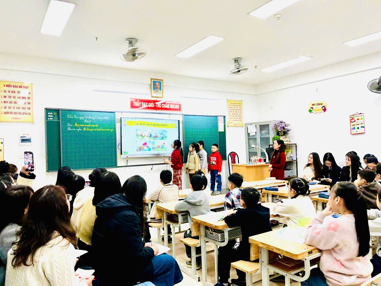 A group of people in a classroom

AI-generated content may be incorrect.