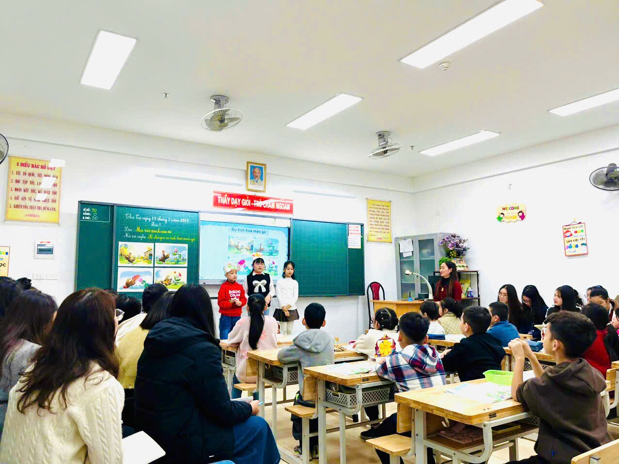 A group of people in a classroom

AI-generated content may be incorrect.