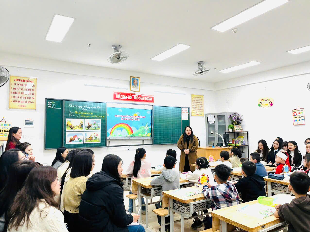 A group of people in a classroom

AI-generated content may be incorrect.