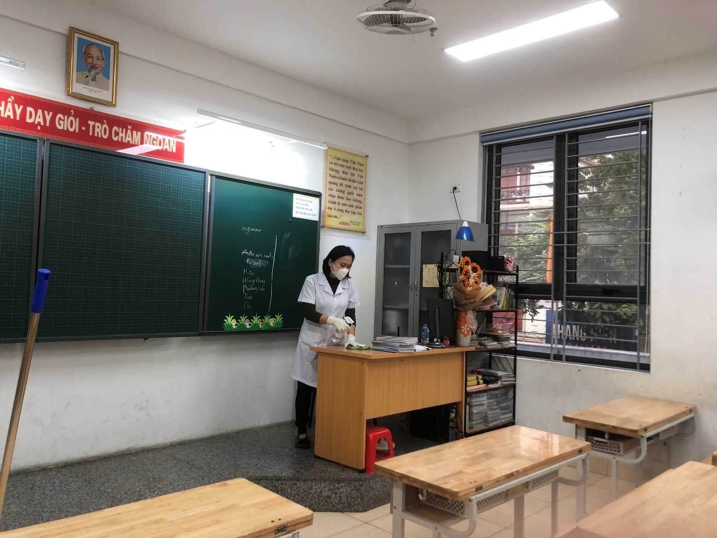 A person in a white coat in a classroom

AI-generated content may be incorrect.
