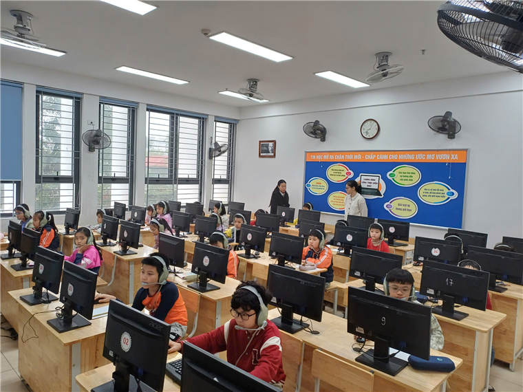 A group of children in a classroom

AI-generated content may be incorrect.
