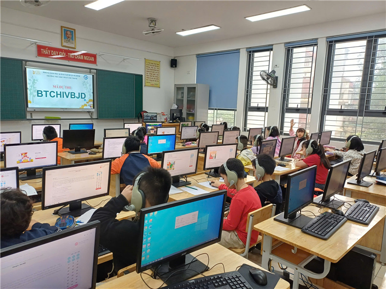 A group of people in a classroom with computers

AI-generated content may be incorrect.
