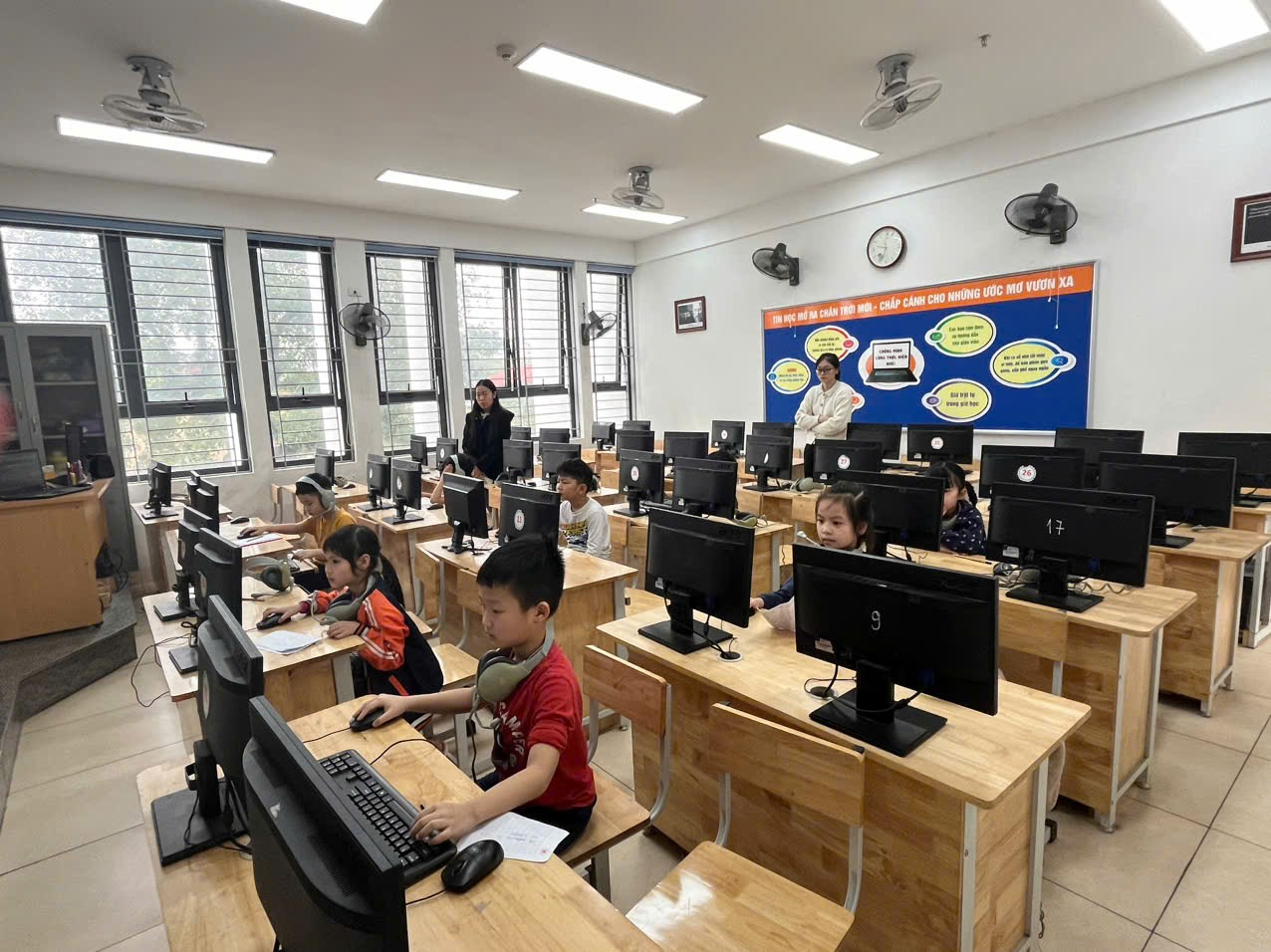 A group of children in a classroom

AI-generated content may be incorrect.